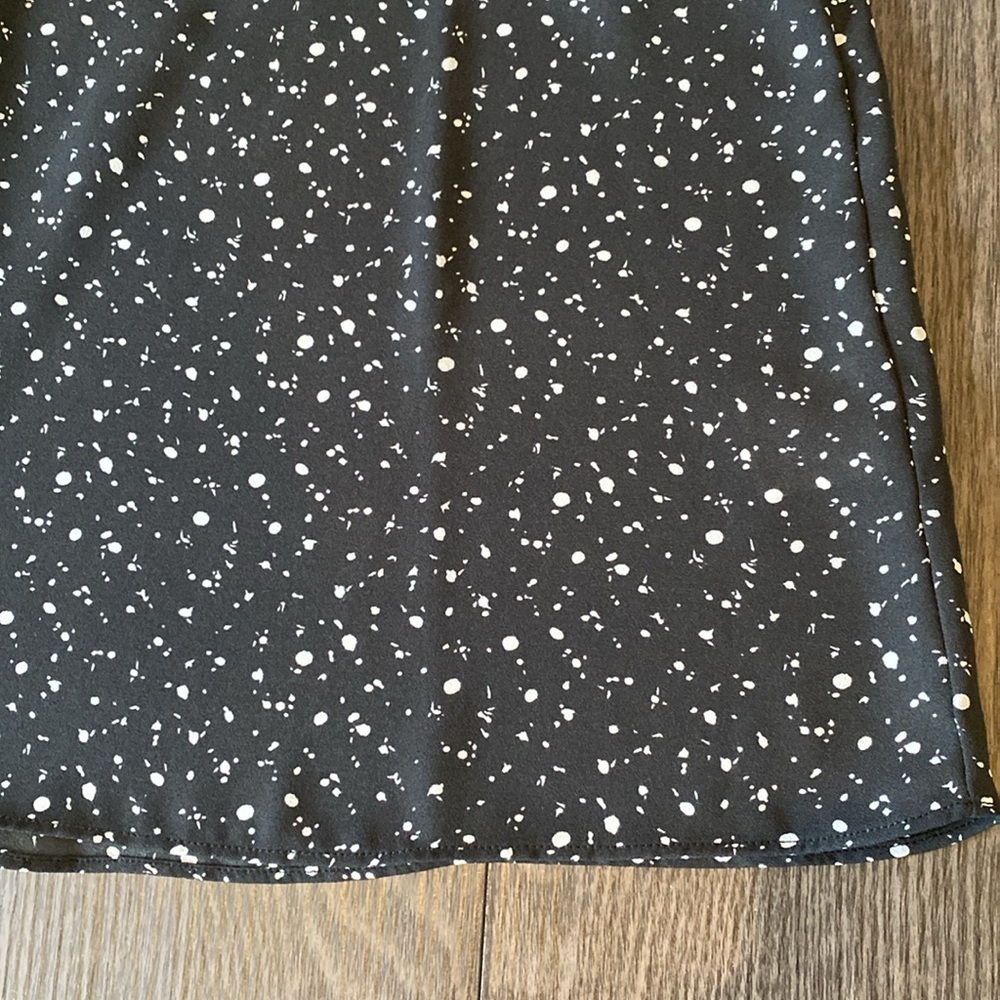 BAR III cold shoulder blouse. Criss-cross neck. Black/white pattern.Size L. - Picture 11 of 15